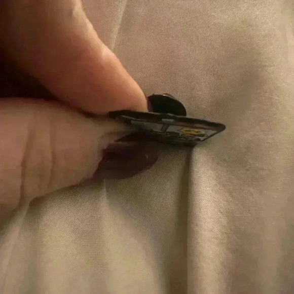 Vintage Arcade Claw Machine Brooch - Picture 4 of 4